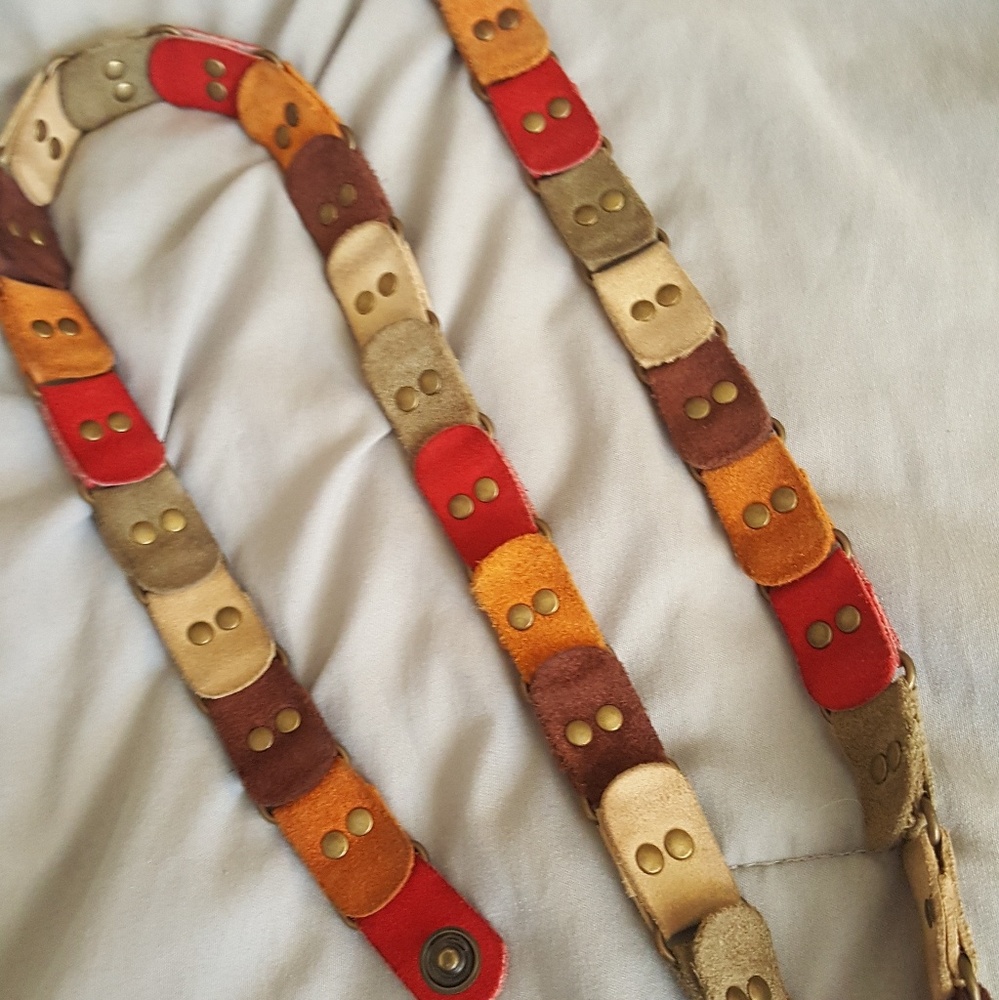 Real Suede multicolored Belt. Snap closure.